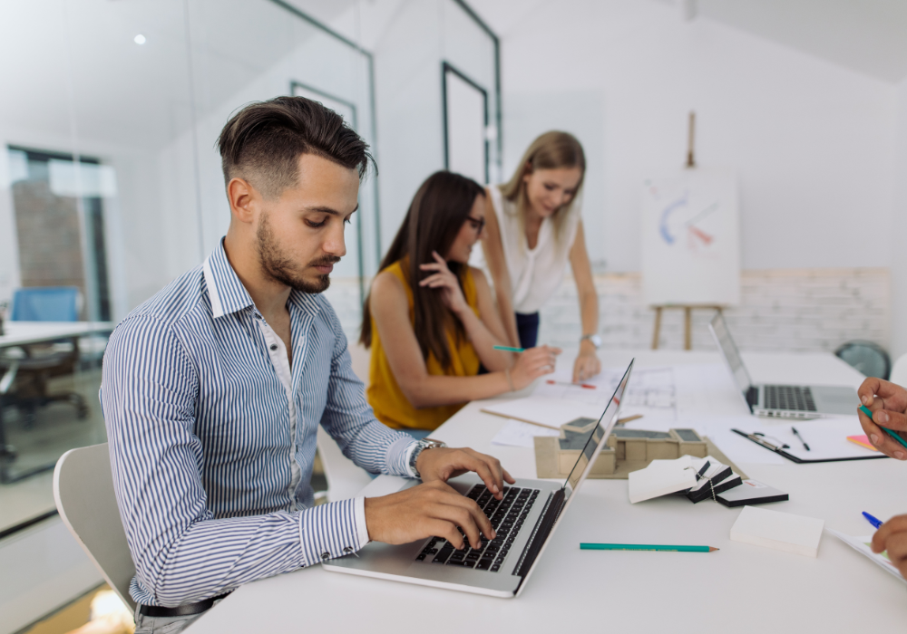 How CRM Software Improves Team Collaboration and Workflow Efficiency